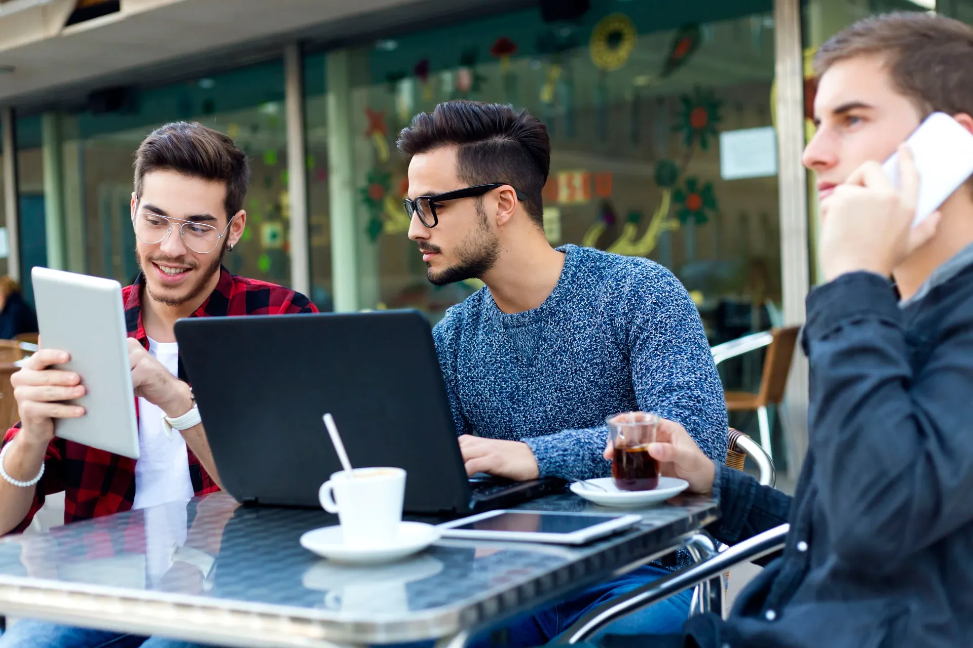 Clientes revisando el diseño de su sitio web con un diseñador web freelance
